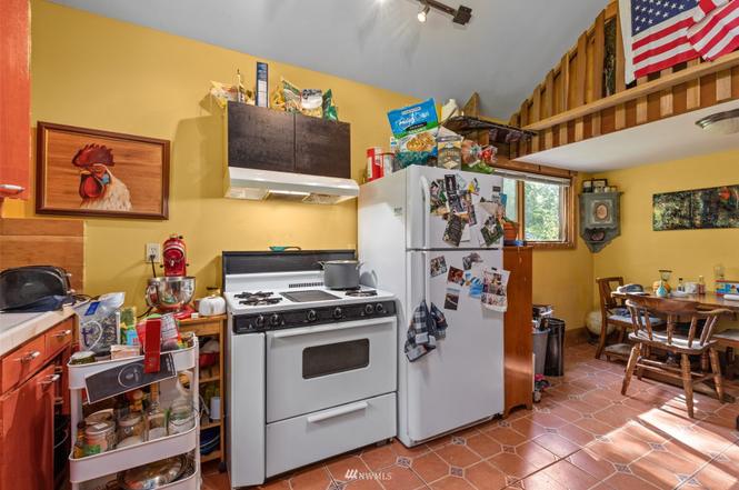 Casita kitchen and dining space with vintage appliances and tiled flooring